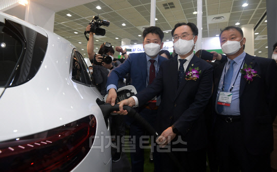 왼쪽부터 김동명 LG에너지솔루션 부사장, 문 장관, 민경준 포스코케미칼 대표.